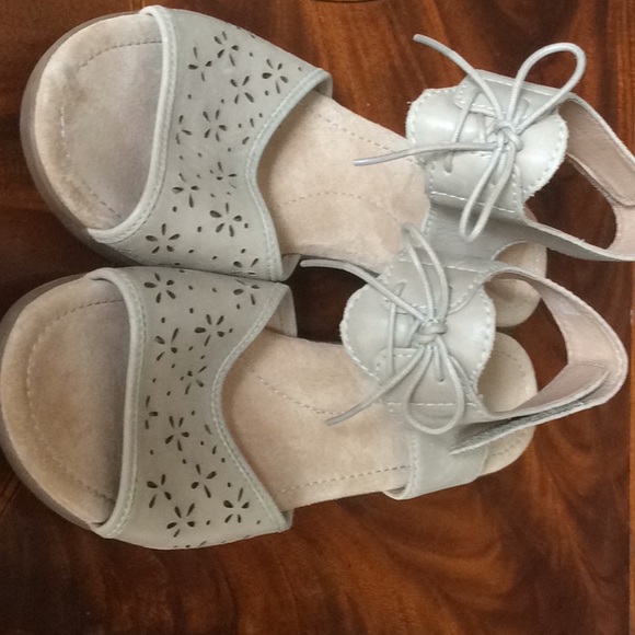 Shoes - Picture 6 of 8